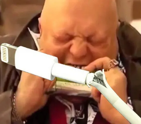 Малыш грызёт меч