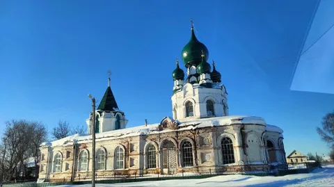 Заснеженный храм на морозе