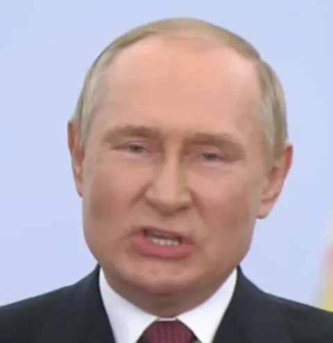 Путин говорит с серьёзным видом