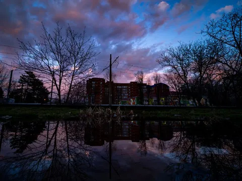 Вечерний город у воды