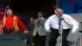 Мужчина лихо танцует на сцене