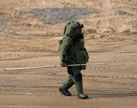 Сапёр идёт разбираться с женой