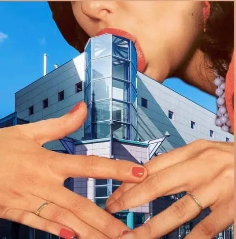 Женщина ест здание