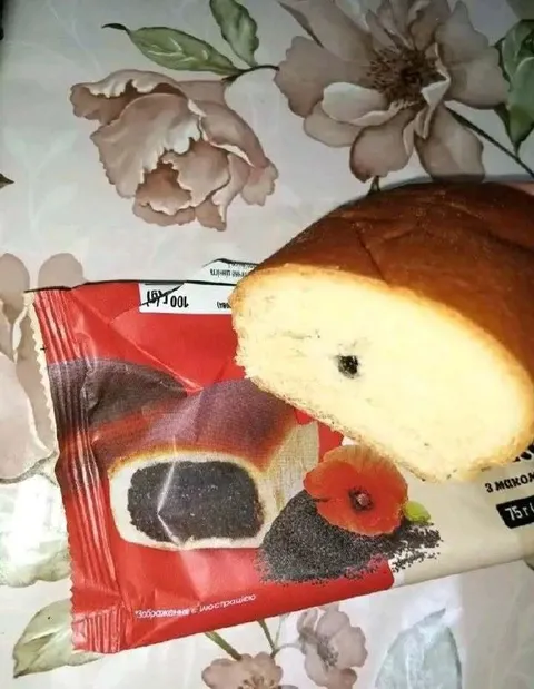 Булочка з маком на упаковці