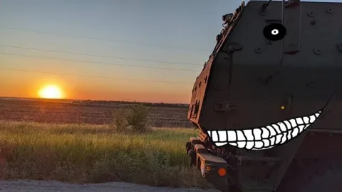 Улыбающийся грузовик на закате