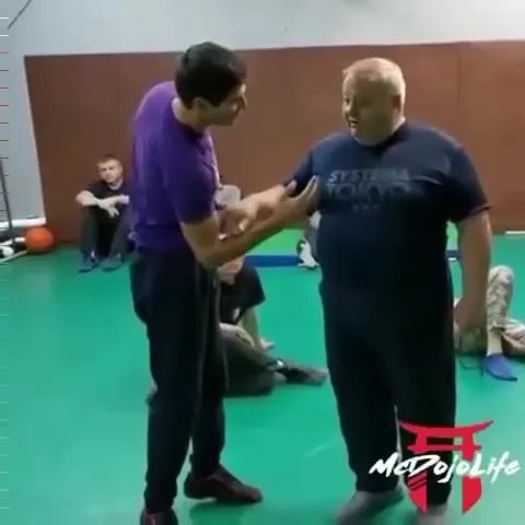 Мастер показывает приём новичку