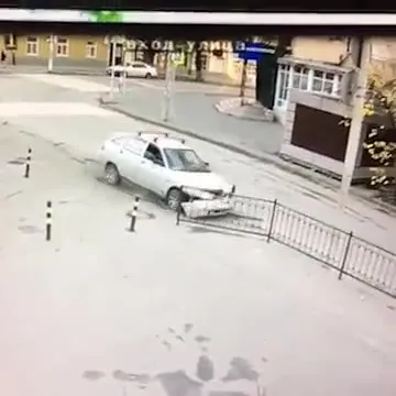 Машина врезалась и загорелась