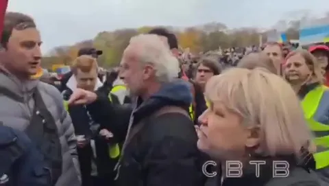 Митинг с неожиданными флагами