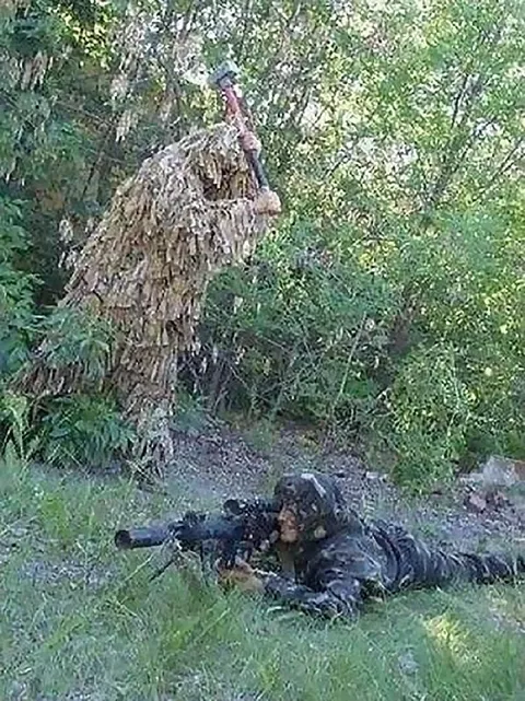 Снайперы в лесном камуфляже