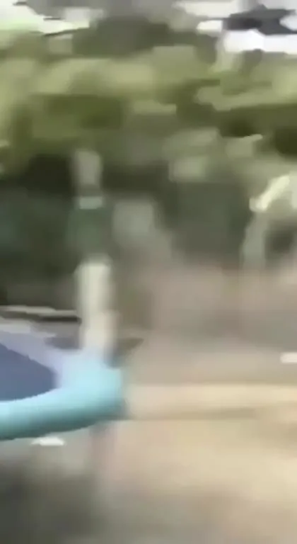 Человек улетает с батута
