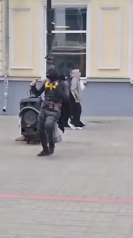 Бэтмен танцует на улице