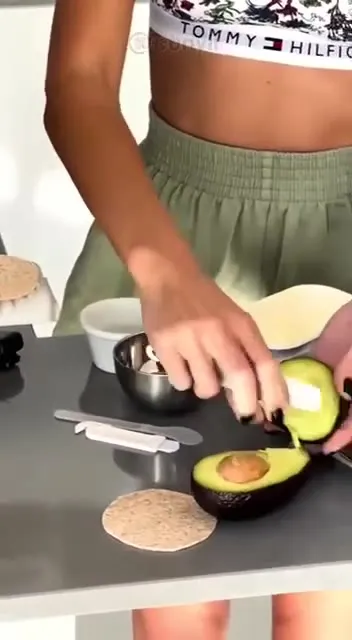 Woman Makes an Absurd Wrap