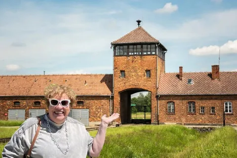 Туристка у старой тюрьмы