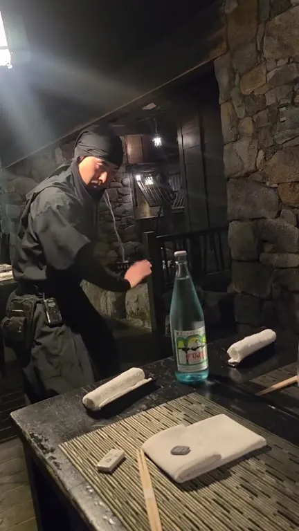Ниндзя открывает бутылку