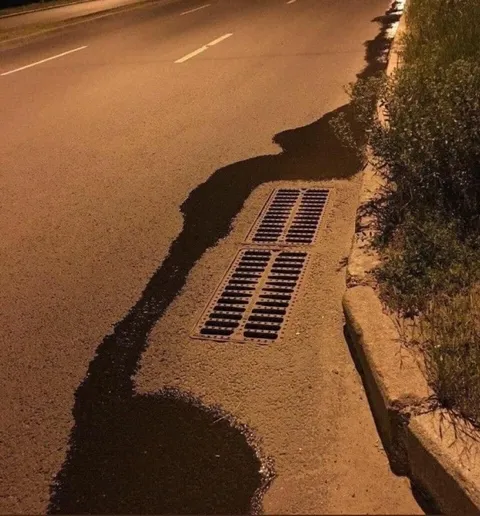 Асфальтовая река у бордюра