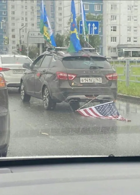 Американский флаг в луже