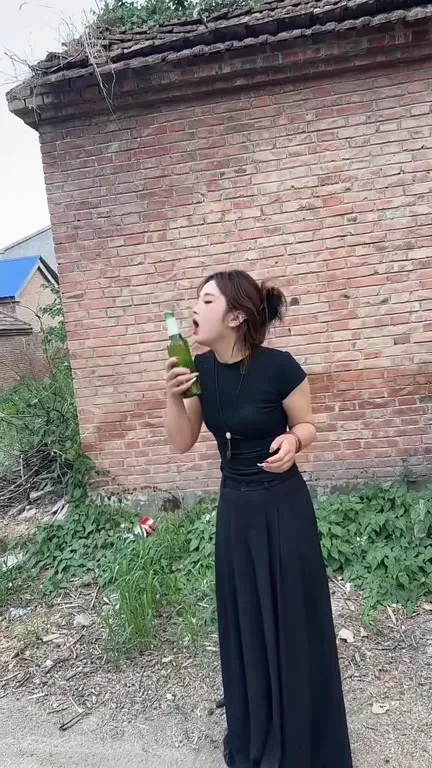Жена выпила из бутылки