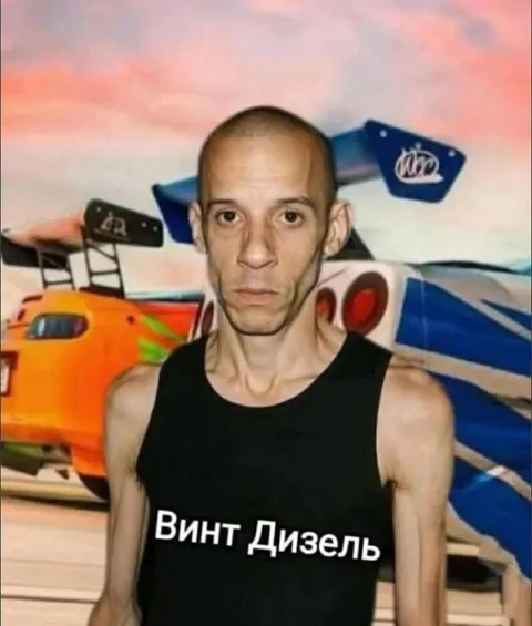 Винт Дизель на фоне машин