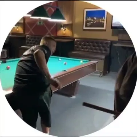 Кий неожиданно сбивает игрока