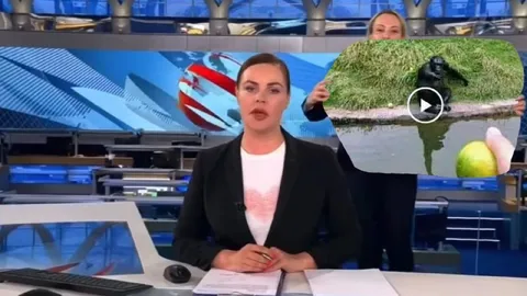 Ведущая показывает странное видео