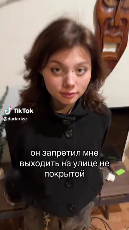 Он запретил выходить непокрытой