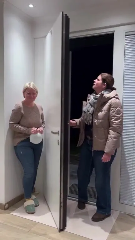 За дверью прячется съёмочная группа