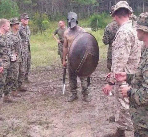 Спартанец на военных учениях