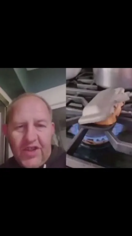 Мужчина и горячий сэндвич