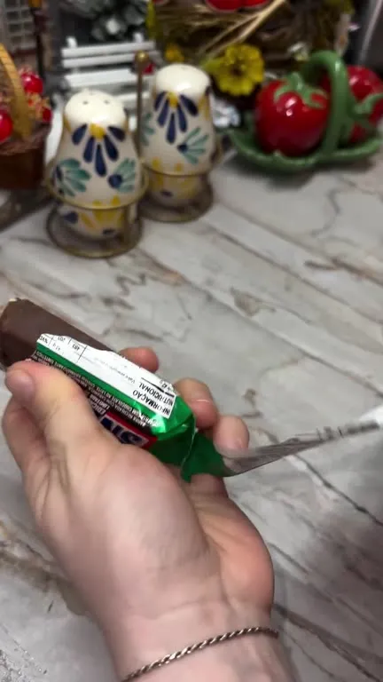 Как чистят Сникерс