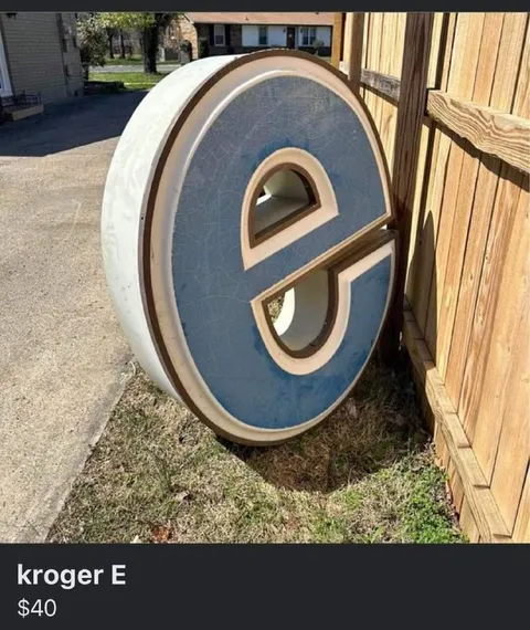 Giant Kroger Letter E