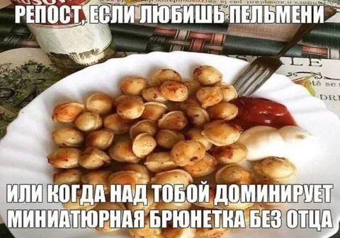 Миниатюрная брюнетка доминирует