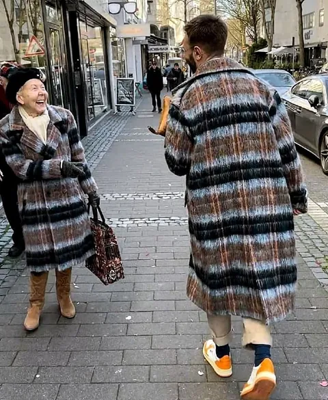 Одинаковые пальто на улице