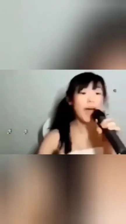 Девушка поёт с полной отдачей