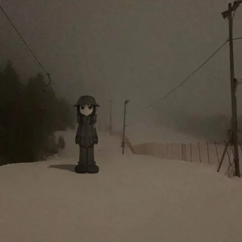 Одинокая девочка в снегу