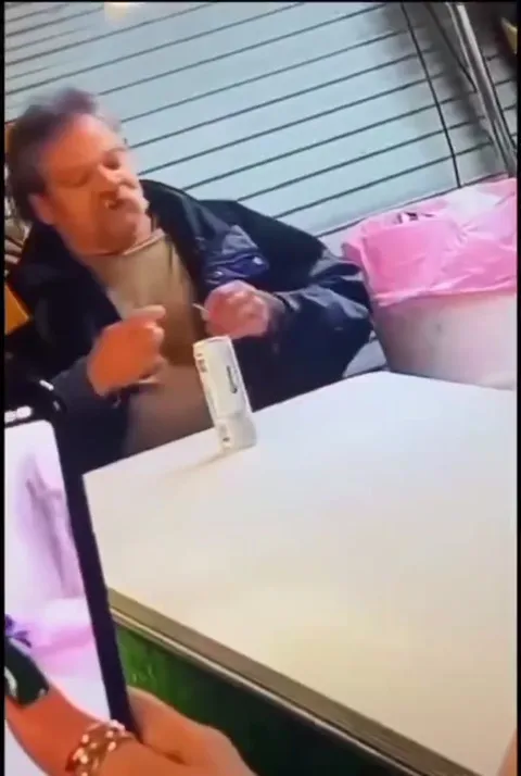 Дедушка и банка с троллфейсом