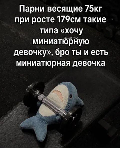 Миниатюрная девочка в спортзале