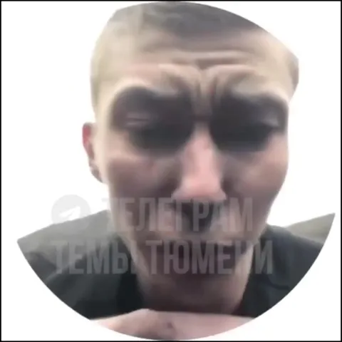 Мужчина корчит лицо под музыку