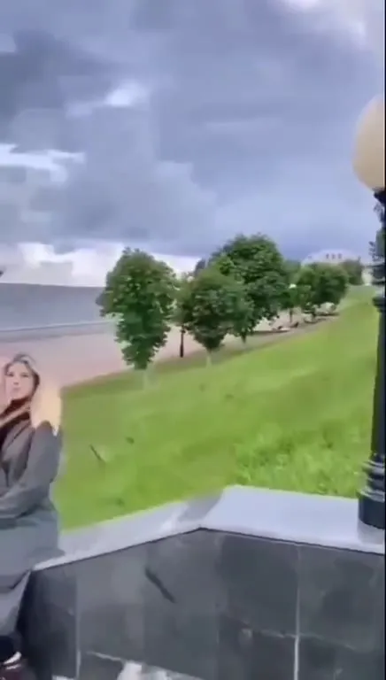 Девушка не удержалась на лестнице