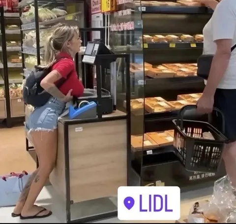 Женщина у витрины Lidl