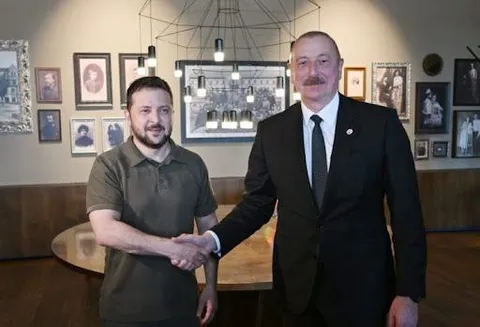 Зеленский и Лукашенко жмут руки