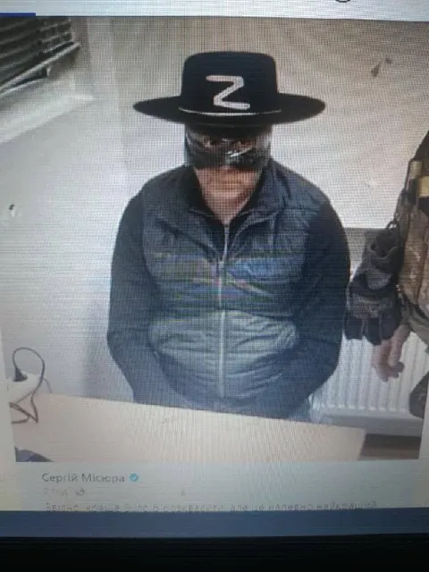 Человек в шляпе с буквой Z