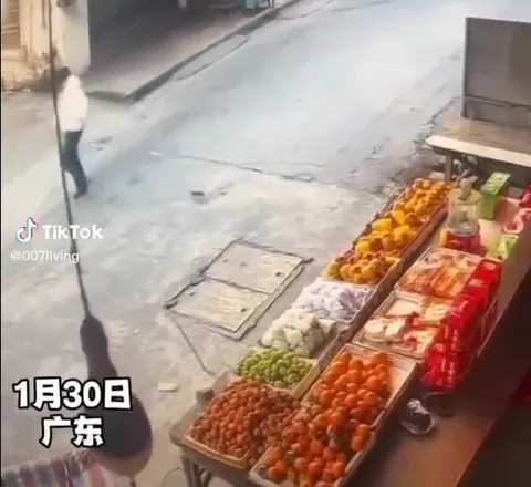 男子走近水果摊