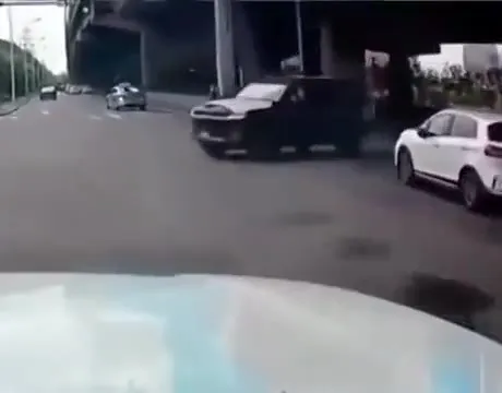 Внезапно зажат между машинами