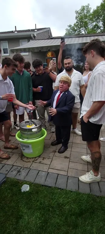 Трамп на вечеринке у кега