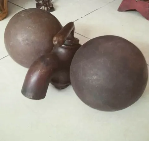 Странная металлическая скульптура
