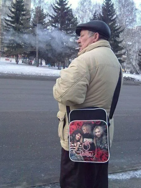 Дедушка с модной сумочкой