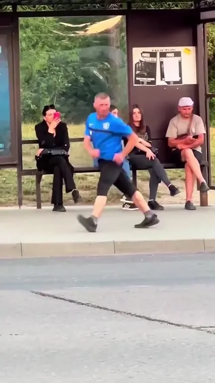 Dansatorul de la stația de autobuz