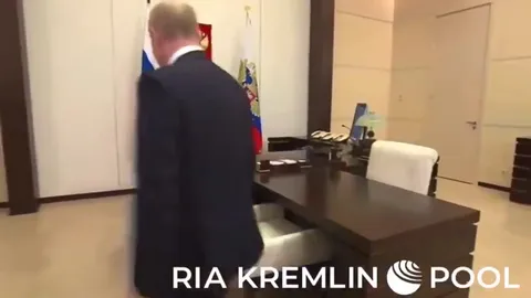 Путин садится за компьютер