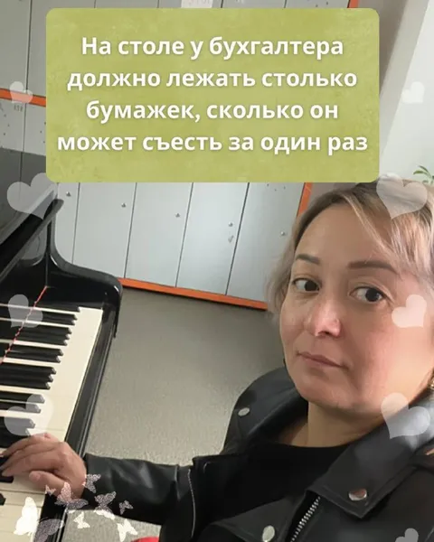 Бухгалтер и бумажки на столе