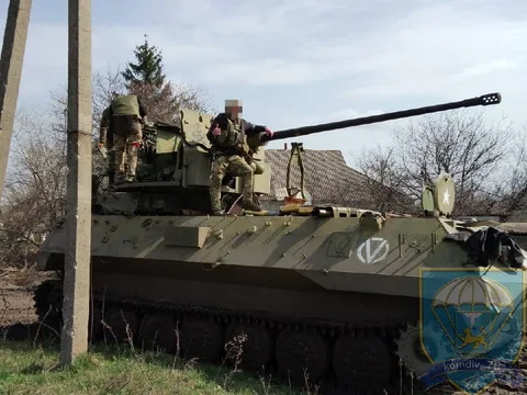 Боевая машина с огромной пушкой